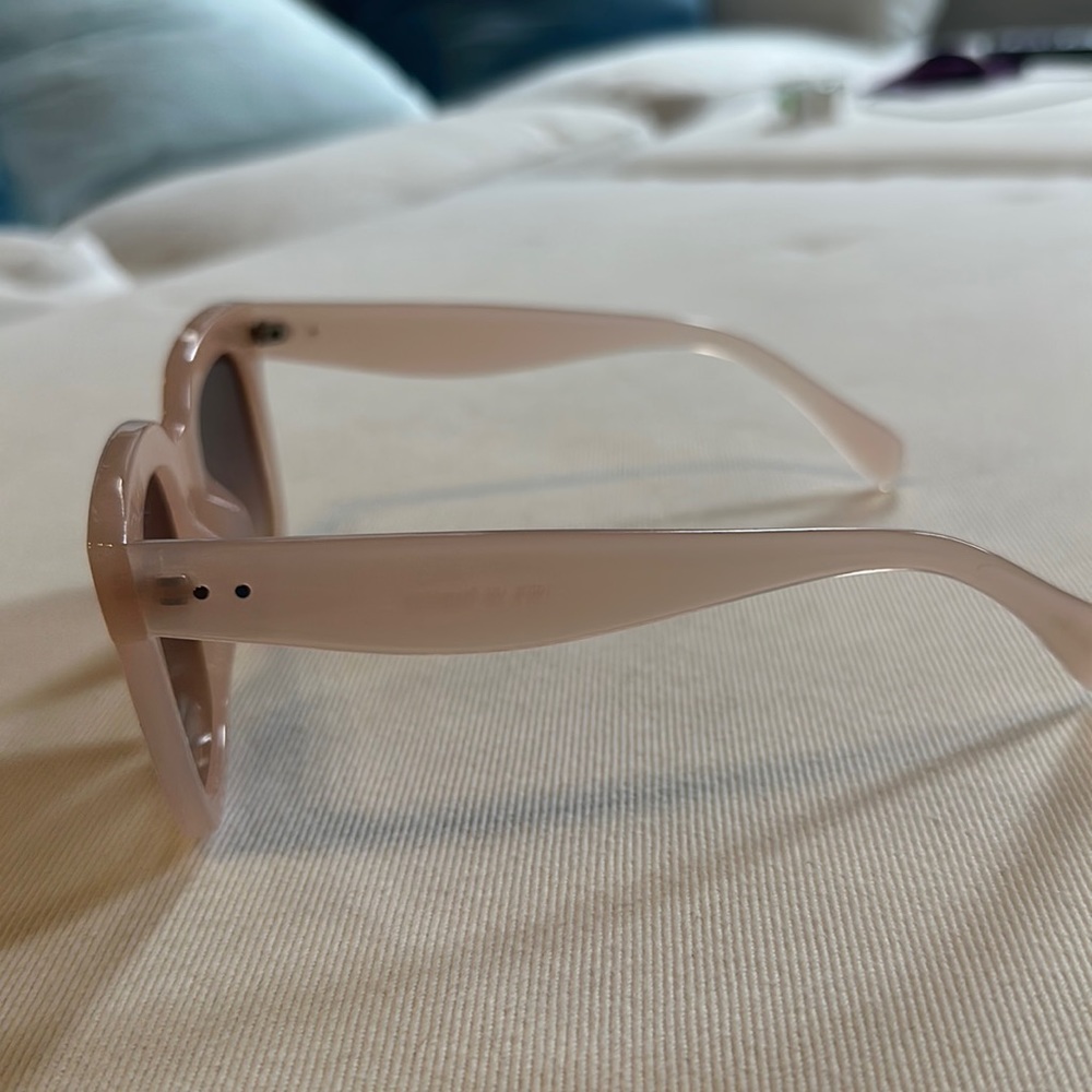 💚 Light Pink Opaque Oversized thick rimmed fashion sunglasses - Picture 3 of 4